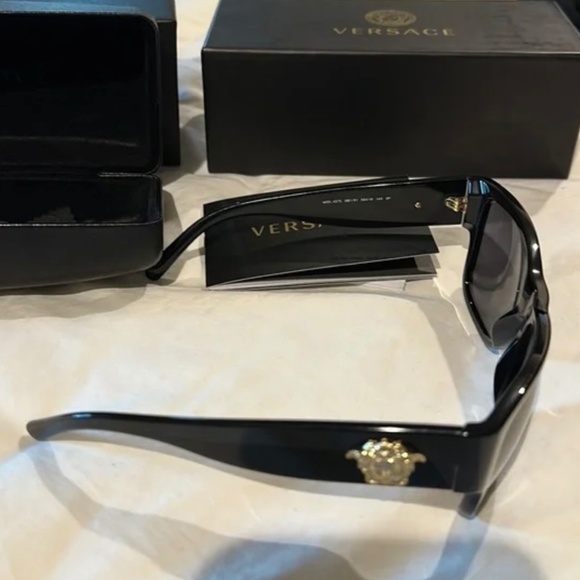 NWT Versace Polarized Black Sunglasses AUTHENTICATED